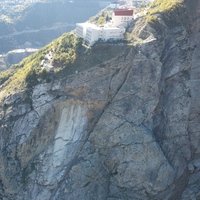 Patlama sandılar! Lisenin arkasındaki kaya parçaları nehre düştü!