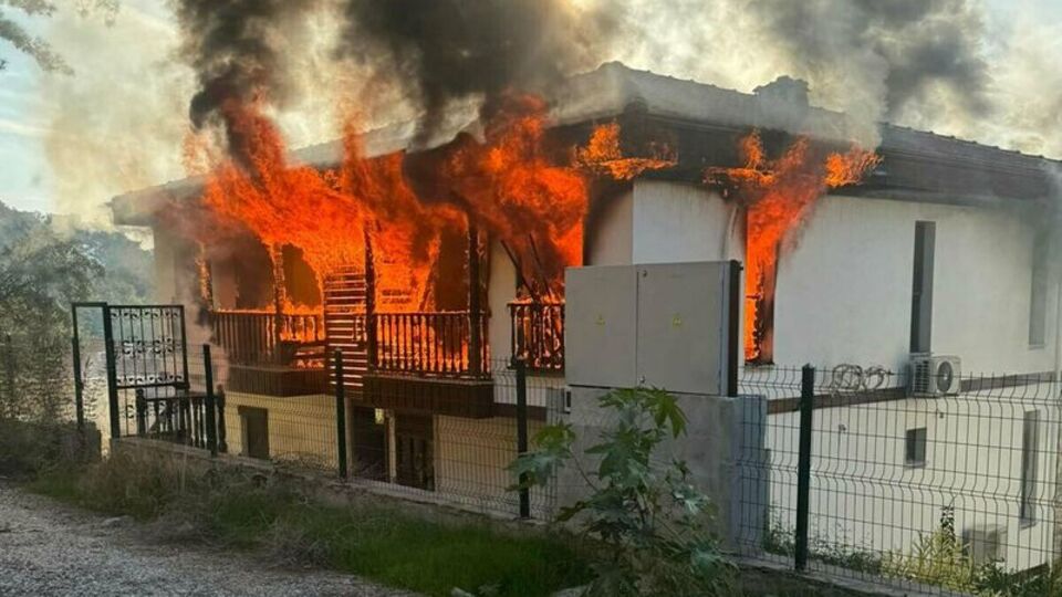 Evi yakıp, jandarma görevlilerini bıçakladı!