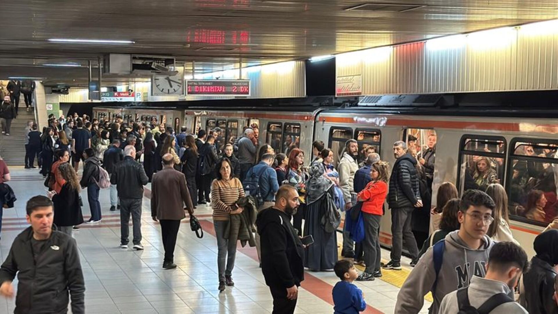 Kızılay İstasyonu'ndaki ANKARAY treni arızalandı, yolcular EGO otobüslerine yönlendirildi | Son dakika haberleri
