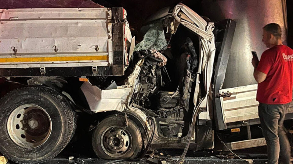 Süt toplama aracı TIR'a çarptı: 1 ölü