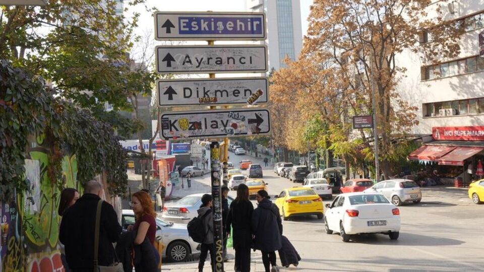 Kızılay tabelasını rahat bırakmıyorlar!