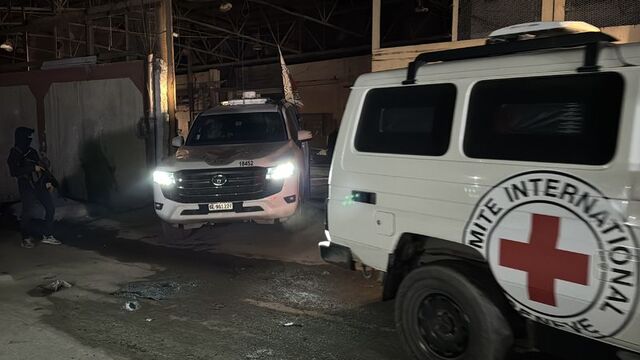 Hamas bir esirin cenazesini teslim etti