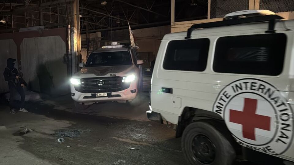 Hamas bir esirin cenazesini teslim etti