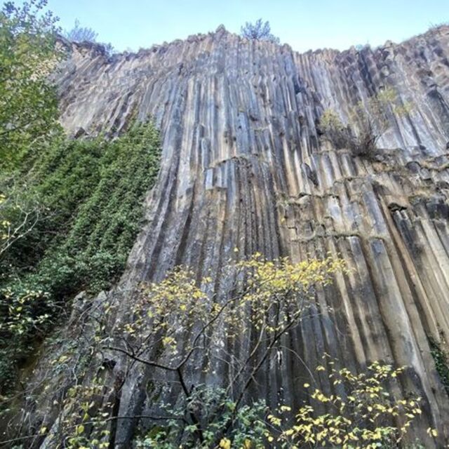 Milyon yıllık bazalt kayalıklarda sonbahar renkleri