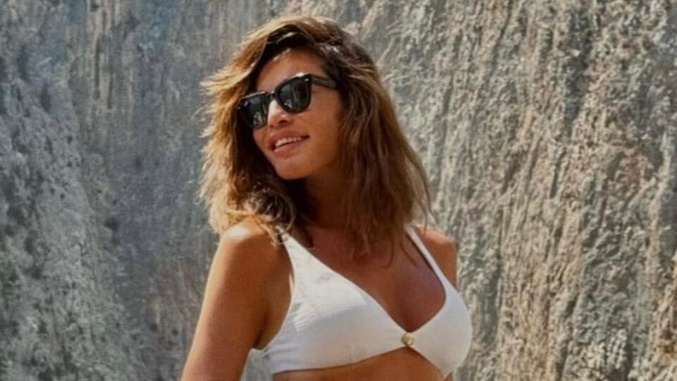 Aşkıyla gezmeye doyamıyor