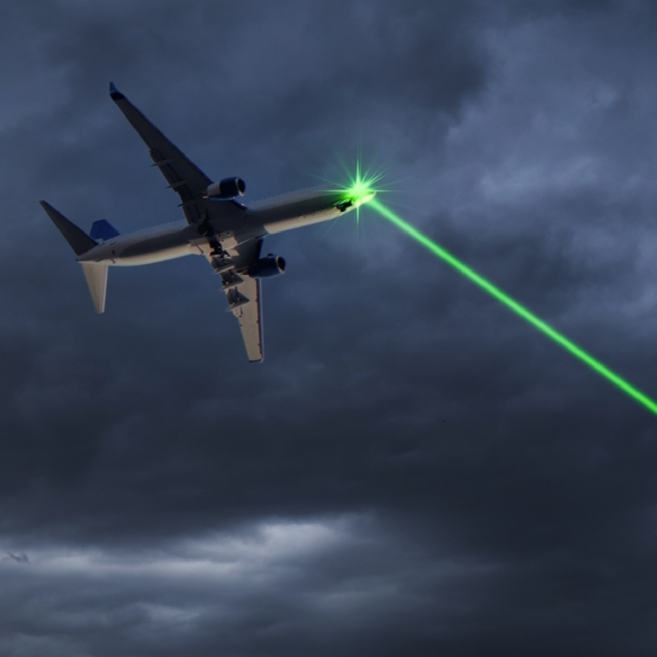 Uçağa lazer tutanlar 164 bin TL cezasına çarptırıldı! Gözlerini korkutan bu yaptırımı duydunuz mu?