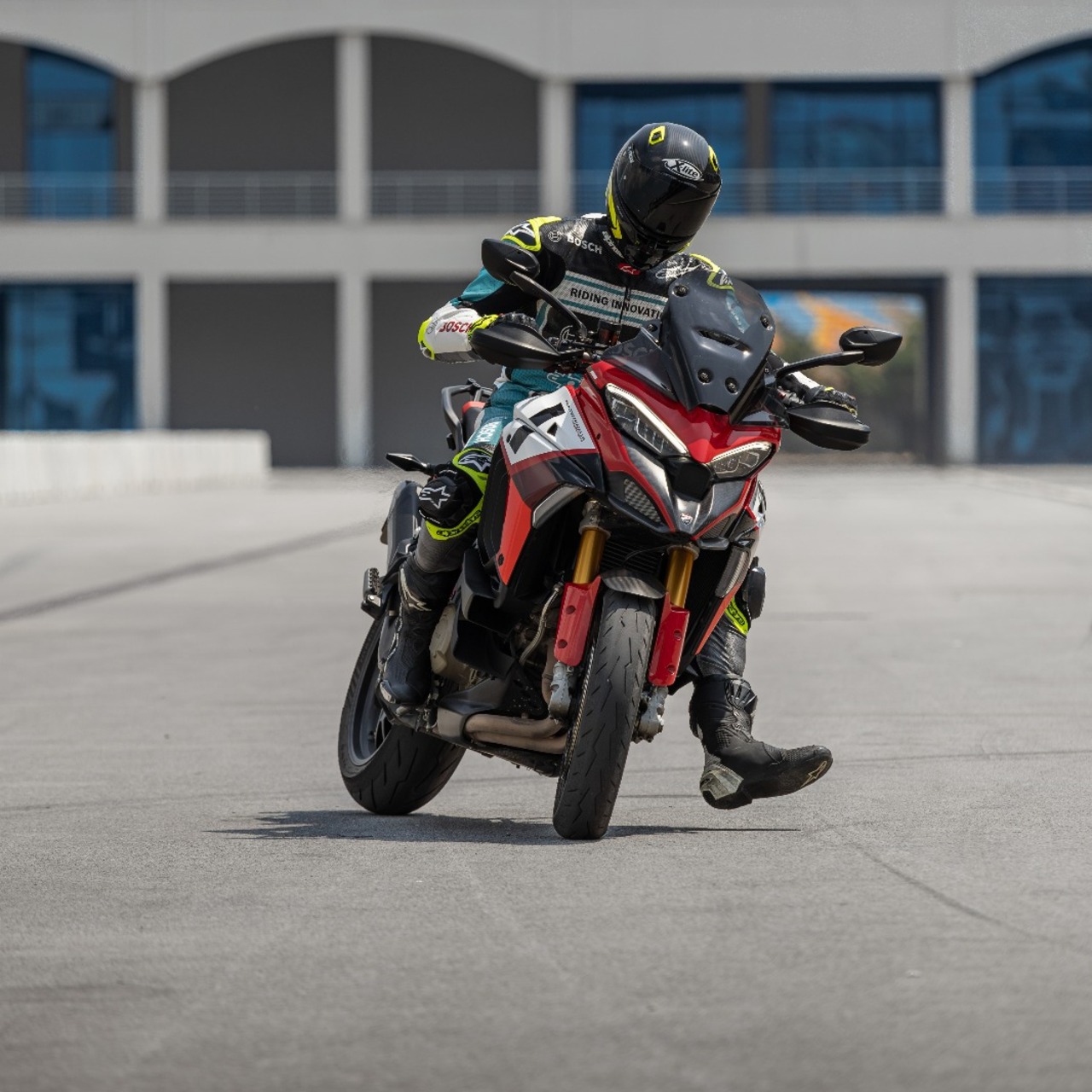 Motosikletler için yeni ABS çözümünü sergiledi