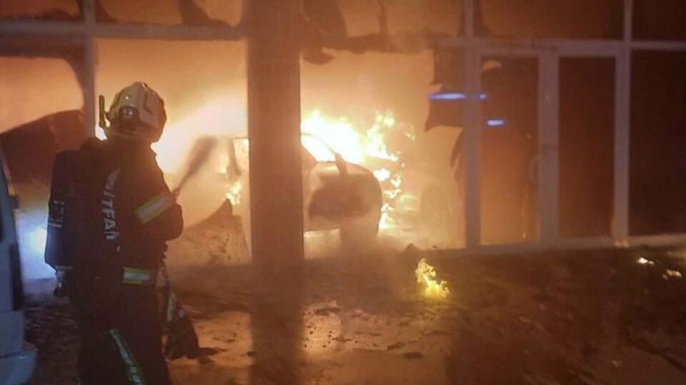 Oto galeri kundaklandı! 5 otomobil hasar gördü