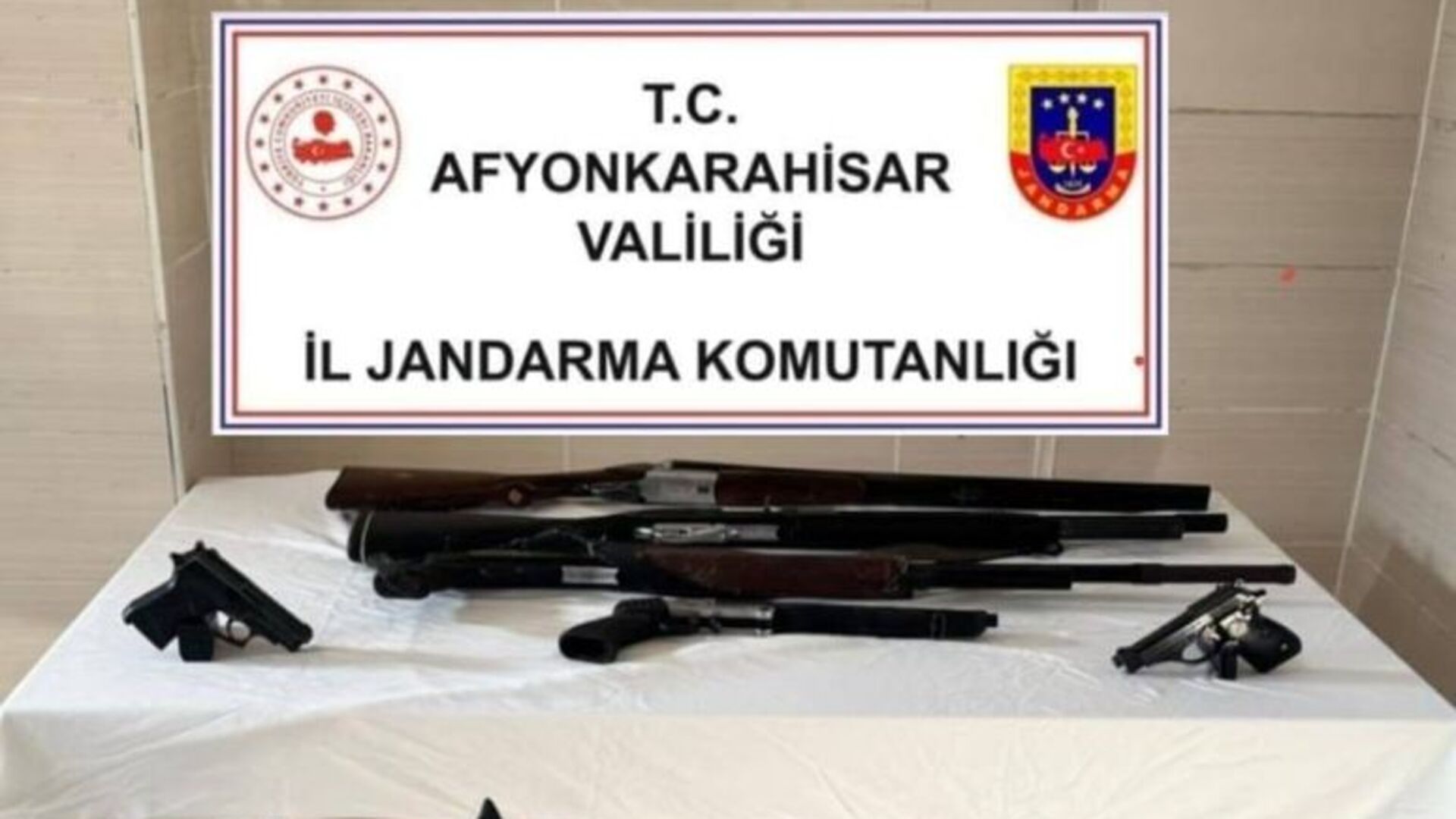 Afyonkarahisar'da düğünde silahla havaya ateş eden 3 şüpheli yakalandı