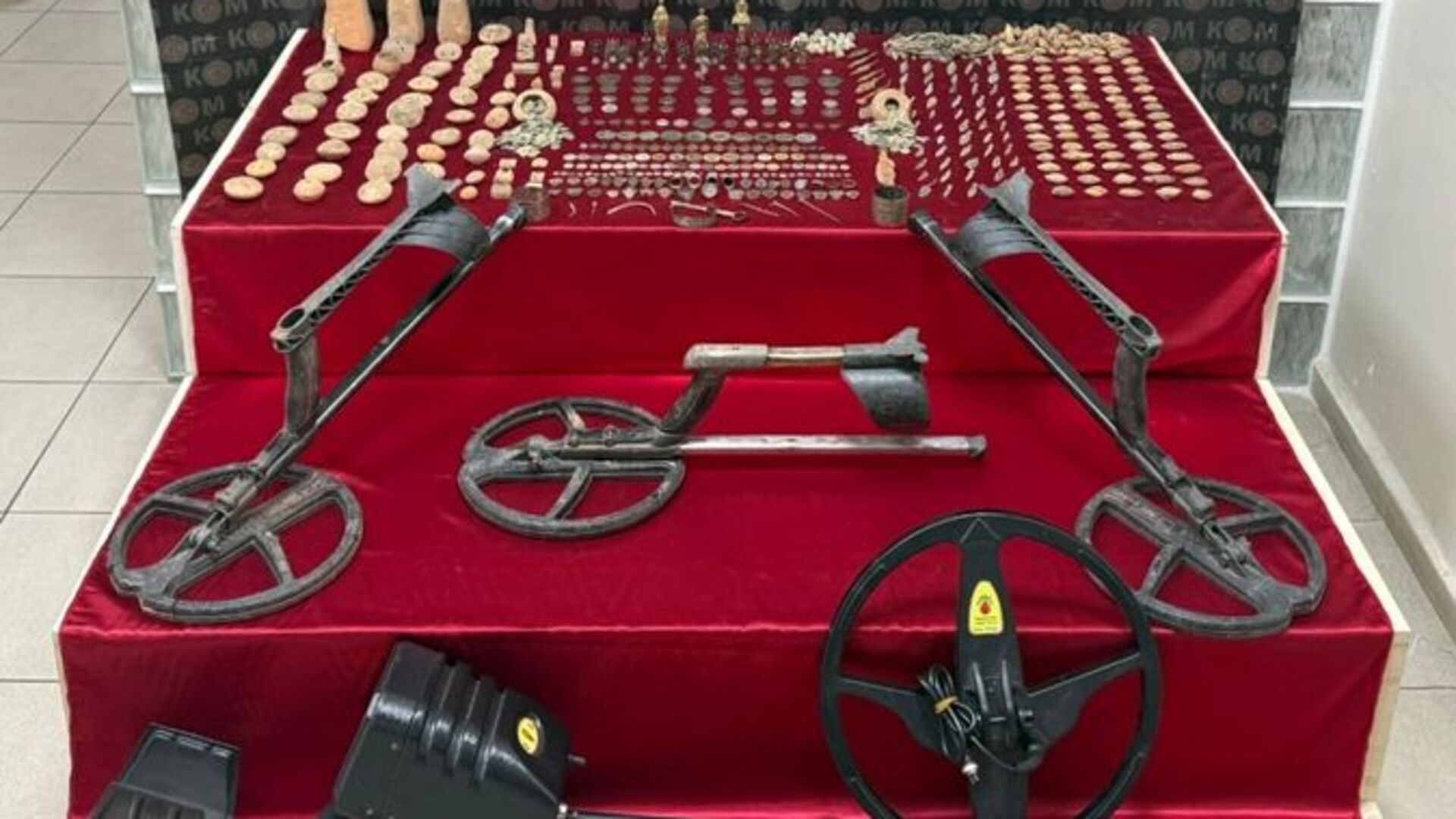 İzmir'de tarihi eser operasyonunda 1142 obje ele geçirildi