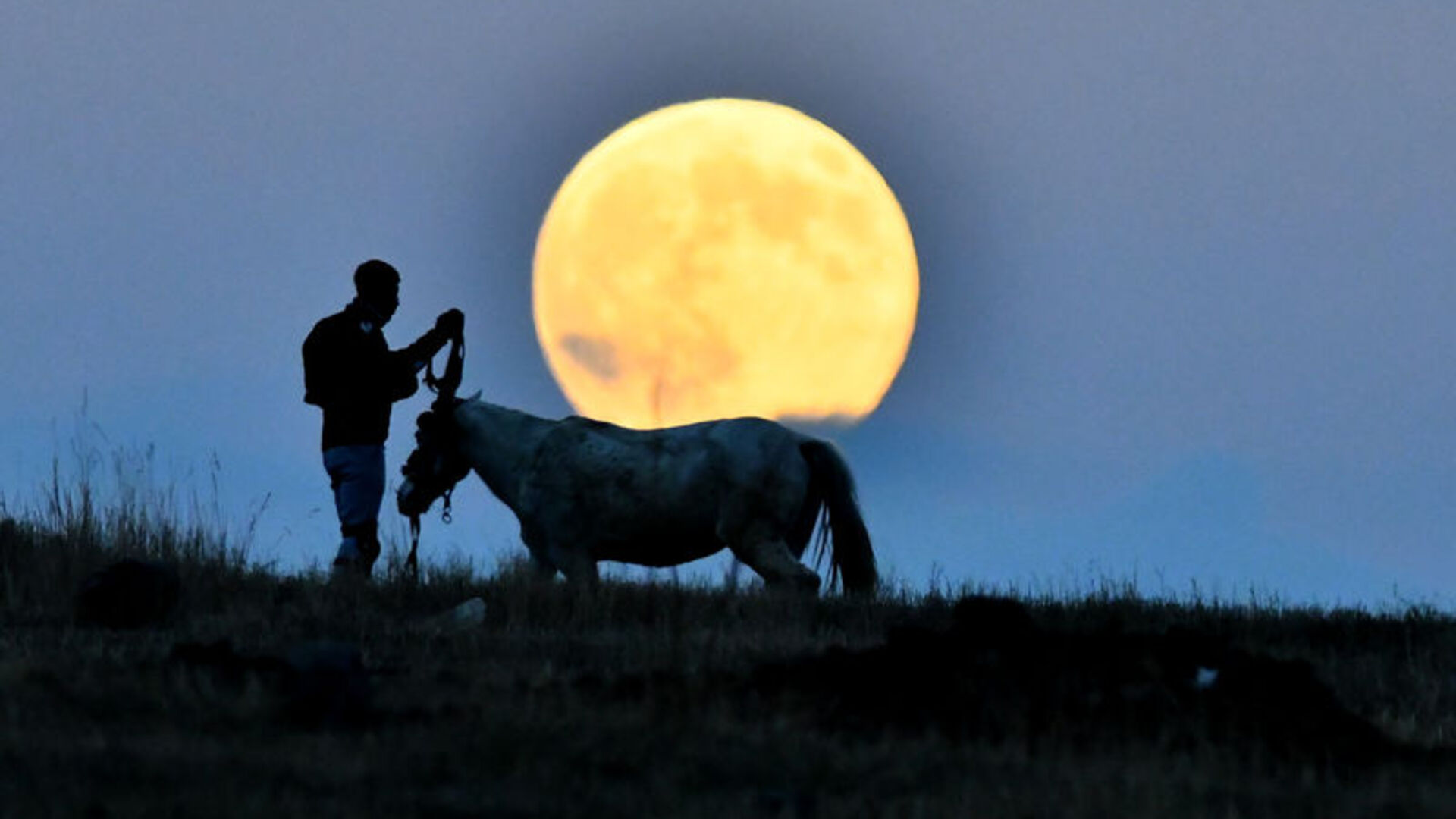Yılın en parlak Süper Ay’ı gökyüzünü aydınlattı