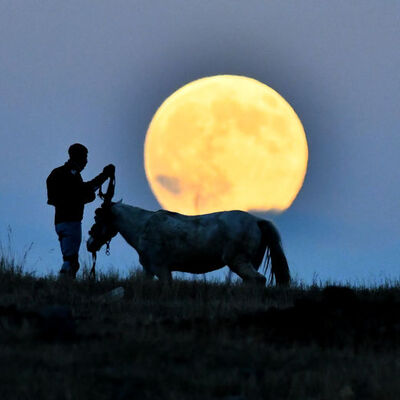 Yılın en parlak Süper Ay’ı gökyüzünü aydınlattı