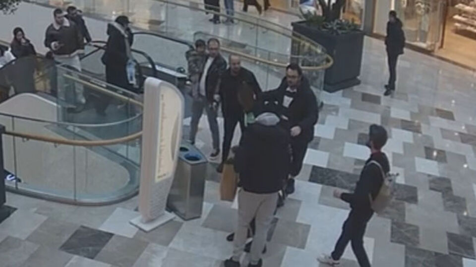 AVM'de büyük panik! Senegalli milli futbolcuya silah çekti!