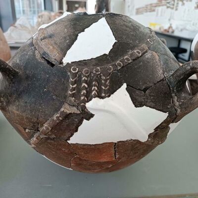 5 bin yıllık kaplarda 'gerdanlık' detayı