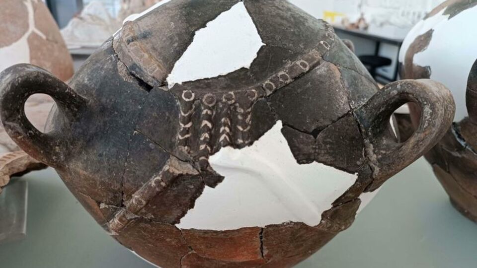 5 bin yıllık kaplarda 'gerdanlık' detayı