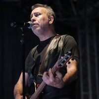 Bir konser vermek zorunda daha kaldı