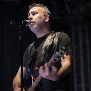 Bir konser vermek zorunda daha kaldı