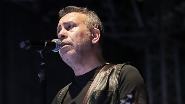 Bir konser vermek zorunda daha kaldı