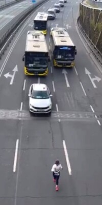 Maratonda sonuncu koşucuya destek