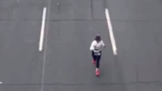 Maratonda sonuncu koşucuya destek