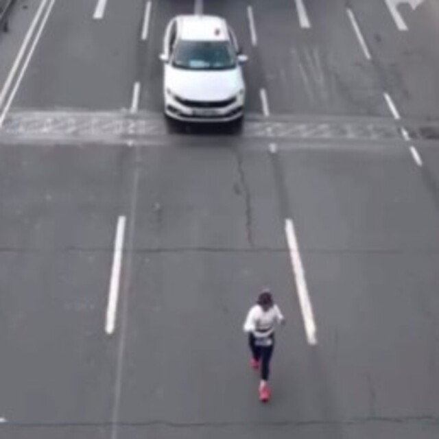 Maratonda sonuncu koşucuya destek