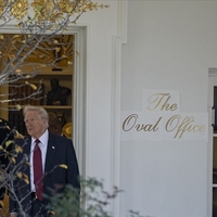 "Oval Ofis" tabelası tepki çekti