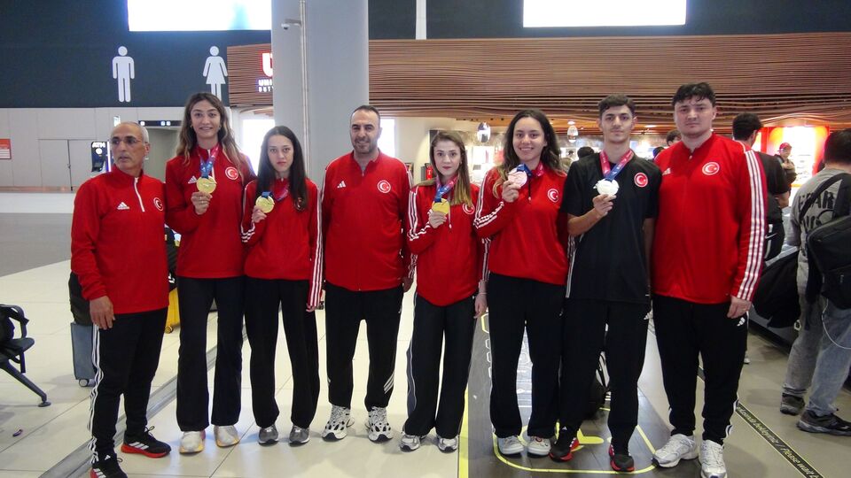 Dünya şampiyonu Tekvando Milli Takımı yurda döndü