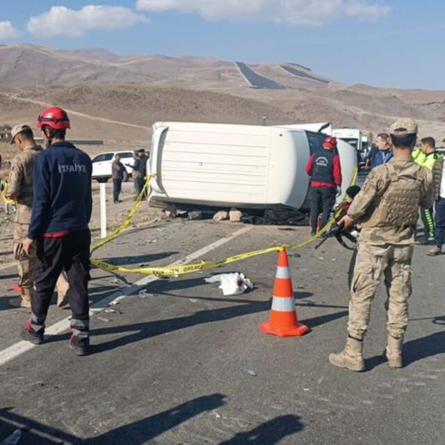 Otomobille minibüs çarpıştı: 1 ölü, 2 ağır yaralı