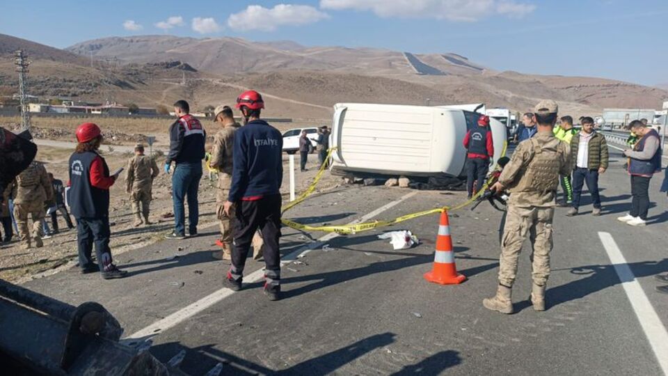 Otomobille minibüs çarpıştı: 1 ölü, 2 ağır yaralı