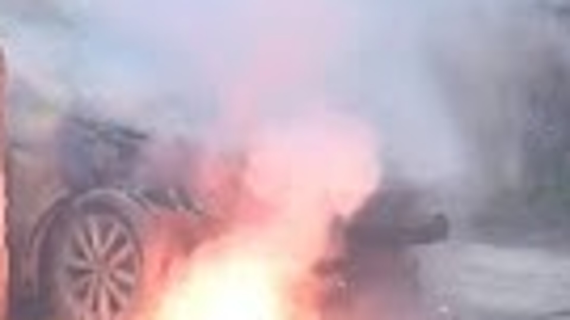 Elektrik kabloları arabayı yaktı! | Son dakika haberleri