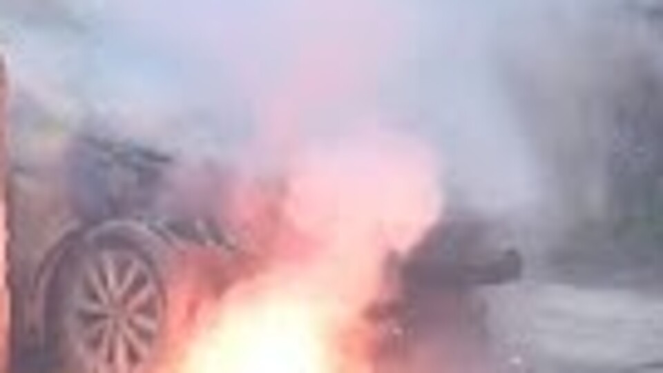 Elektrik kabloları arabayı yaktı!