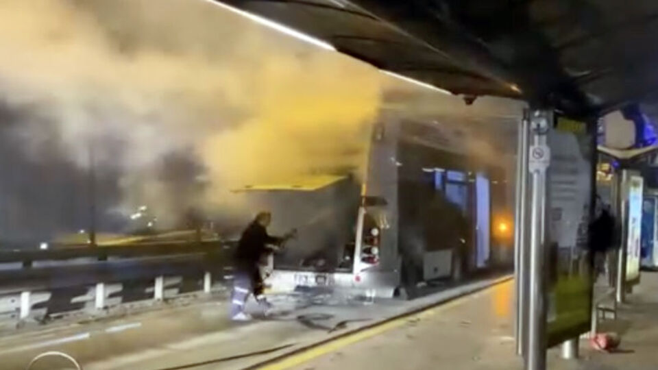 Metrobüste yangın! O anlar kaydedildi