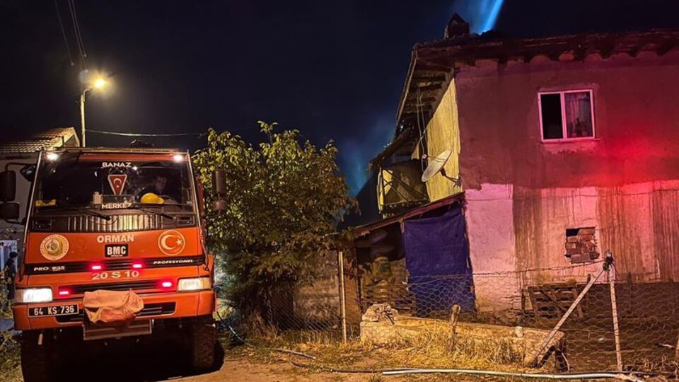 Yıldırım düşen evin çatısında yangın çıktı