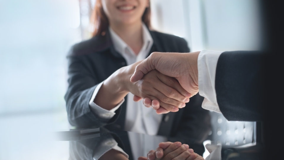 Biriyle tanışırken ilk 7 saniye çok kritik!