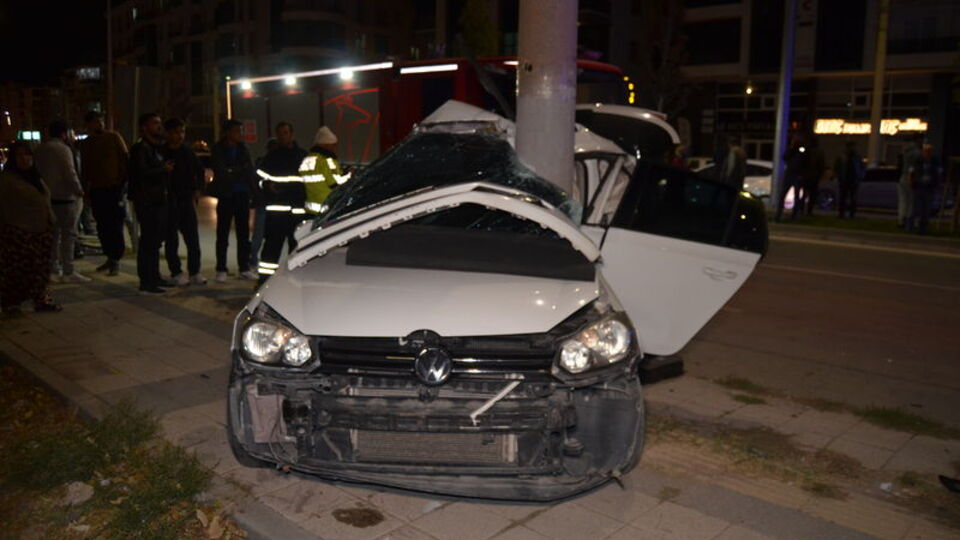 Otomobil elektrik direğine çarptı: 2 yaralı