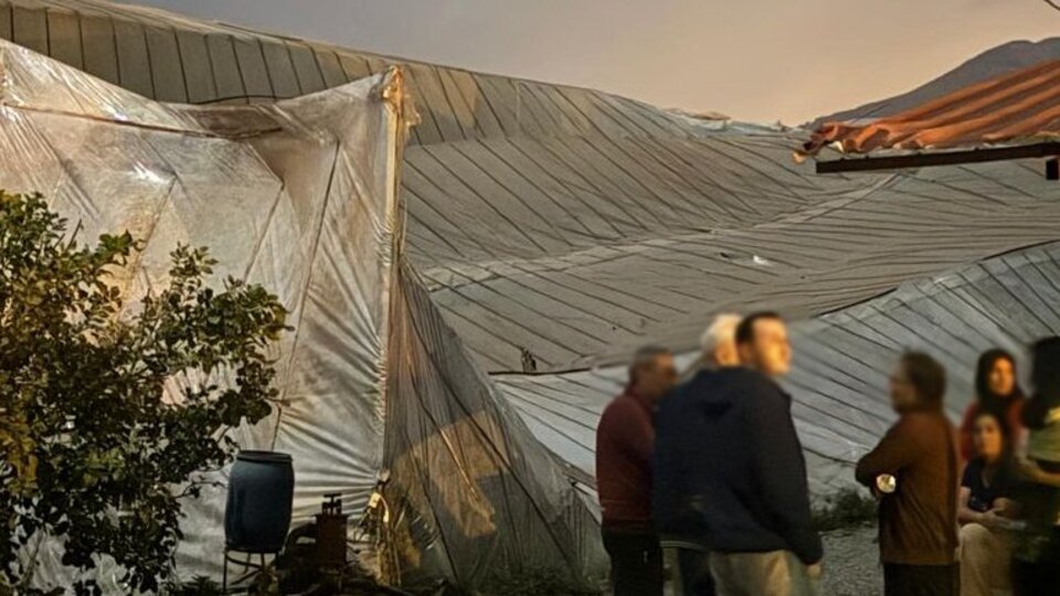 Mersin'de hortum seralara zarar verdi