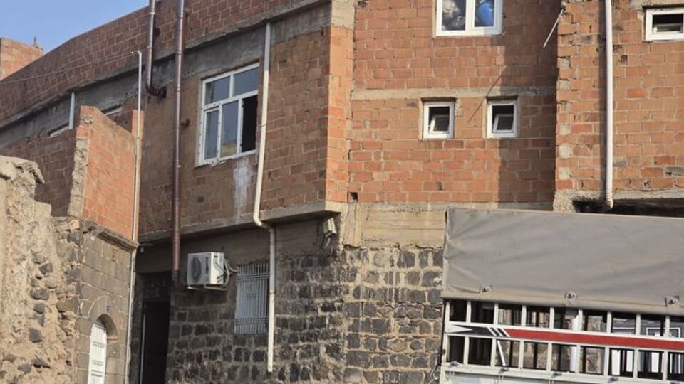 Başından vurulup öldü! Gözaltılar var... Evde silahlı çatışma!