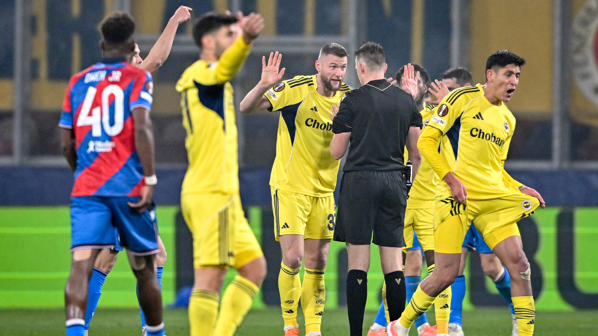 Spor yazarları Fenerbahçe'nin Viktoria Plzen maçını değerlendirdi: Korkaklık, eyyam, skandal! - Futbol Haberleri