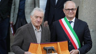 20 yıl sonra nişanına kavuştu