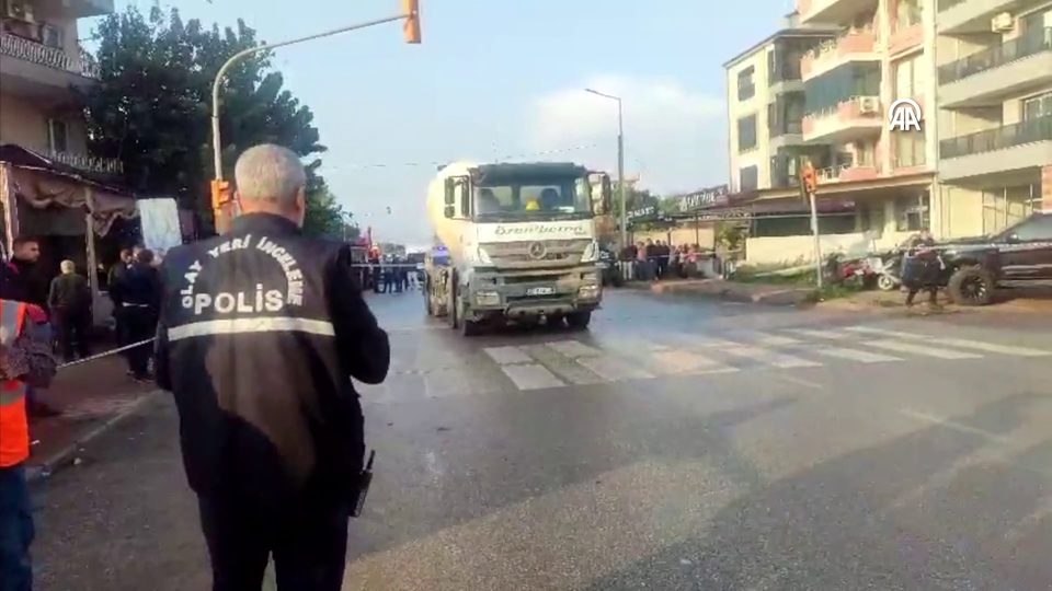 Beton mikseri yaya geçidinde can aldı!