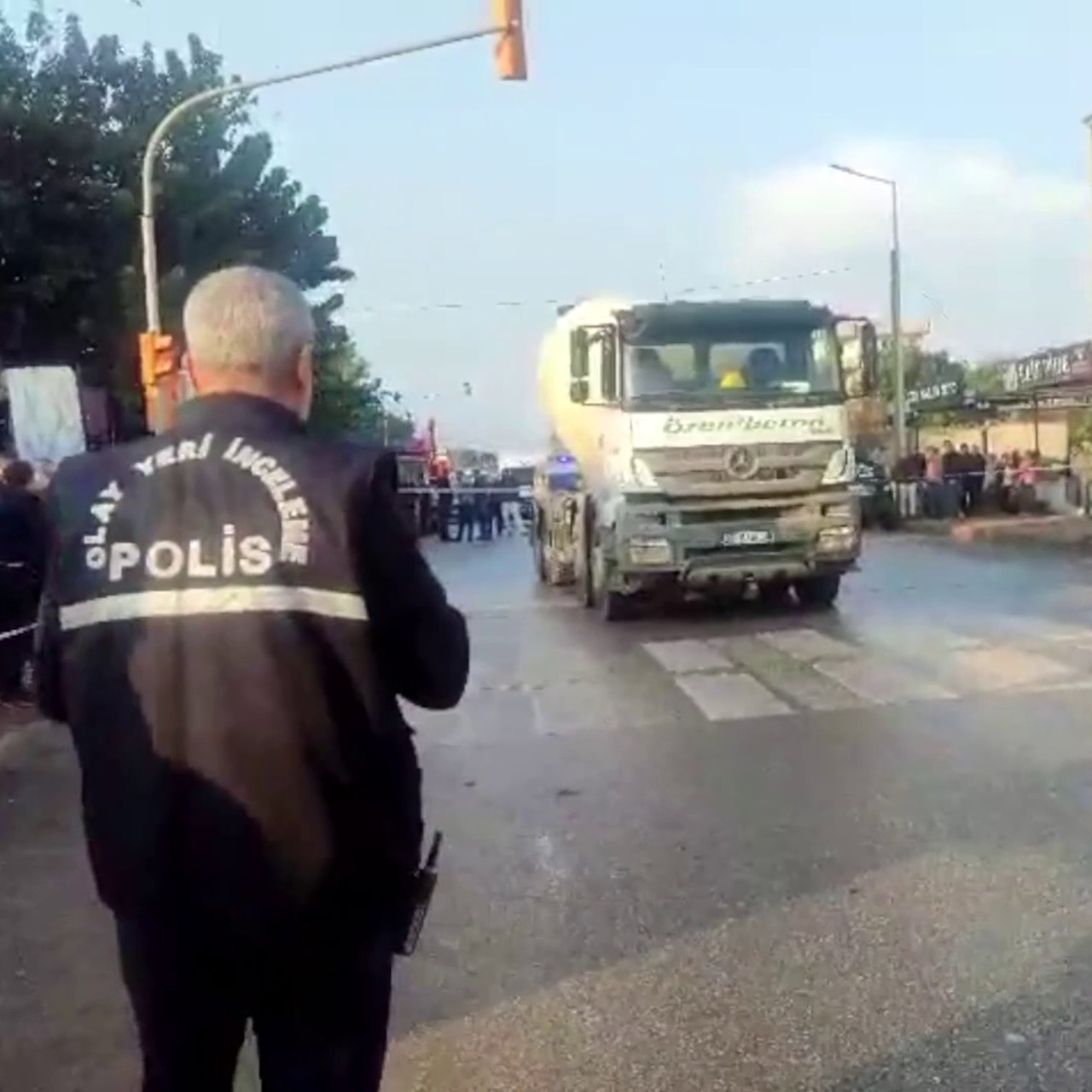 Beton mikseri yaya geçidinde can aldı!