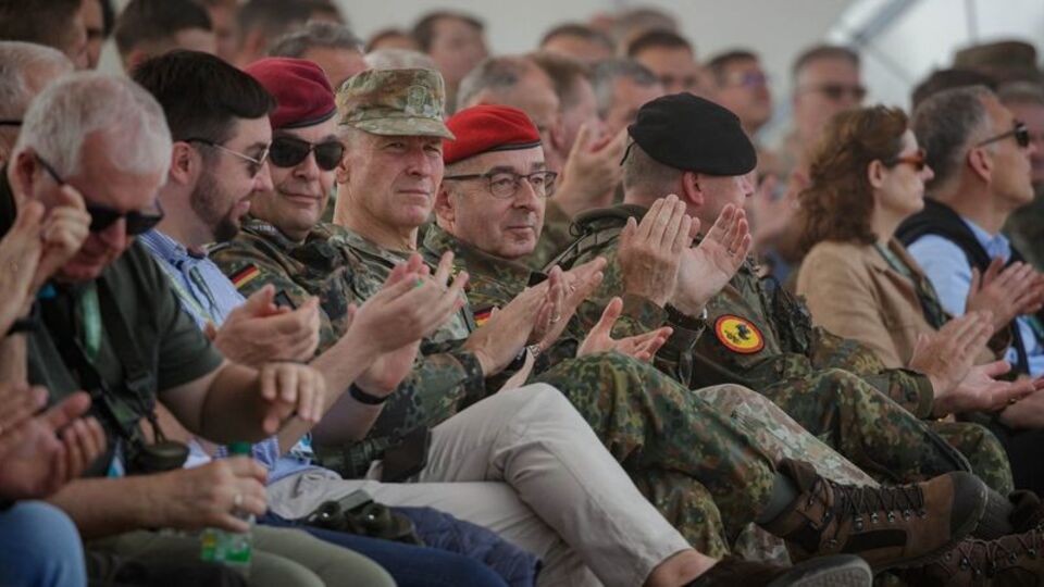 "Rusya bir NATO üyesini bile yeneceğini varsaymamalı"