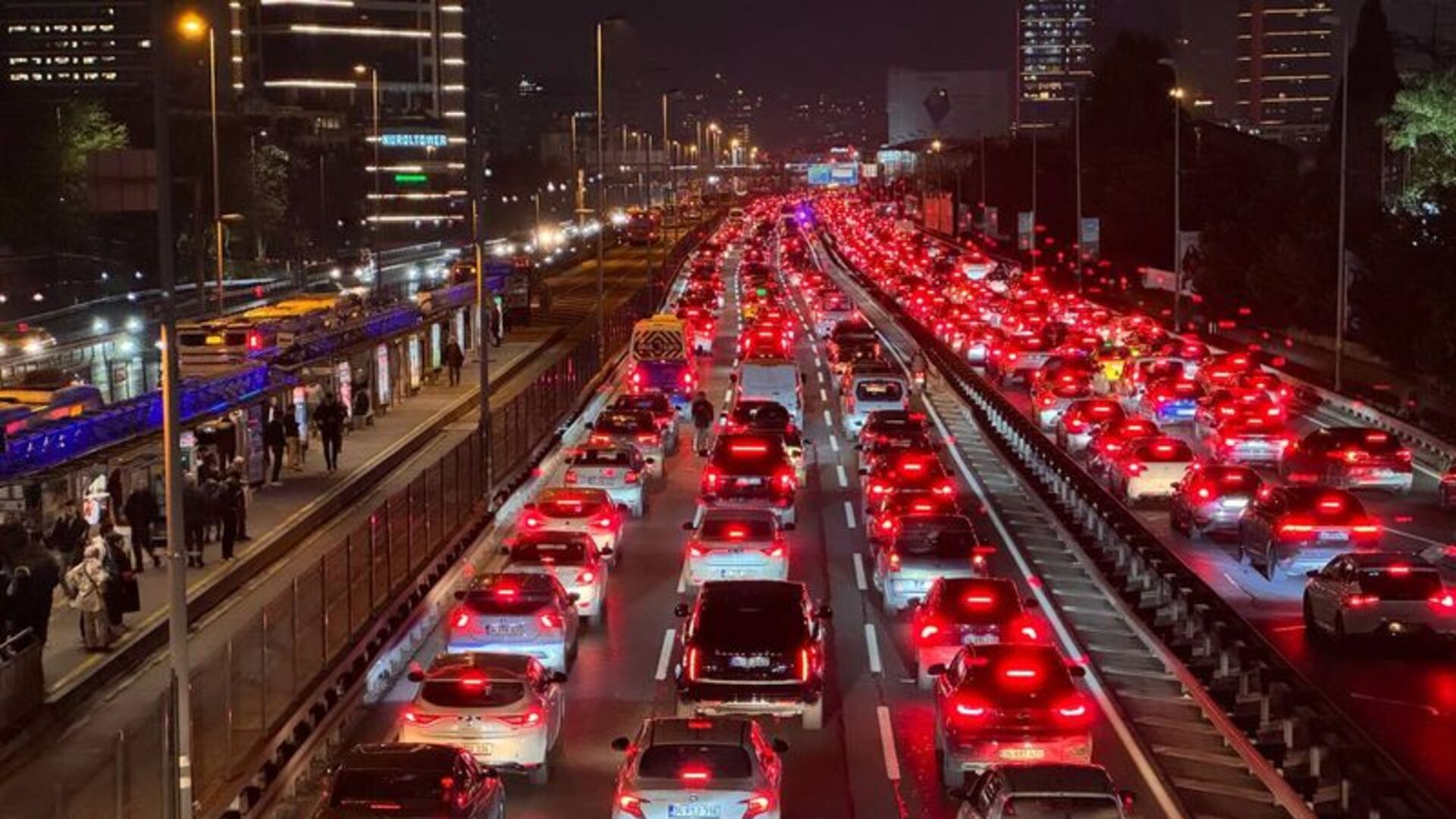 İstanbul'da Trafik Yoğunluğu %85'e Ulaştı: Köprüler Kilitlendi
