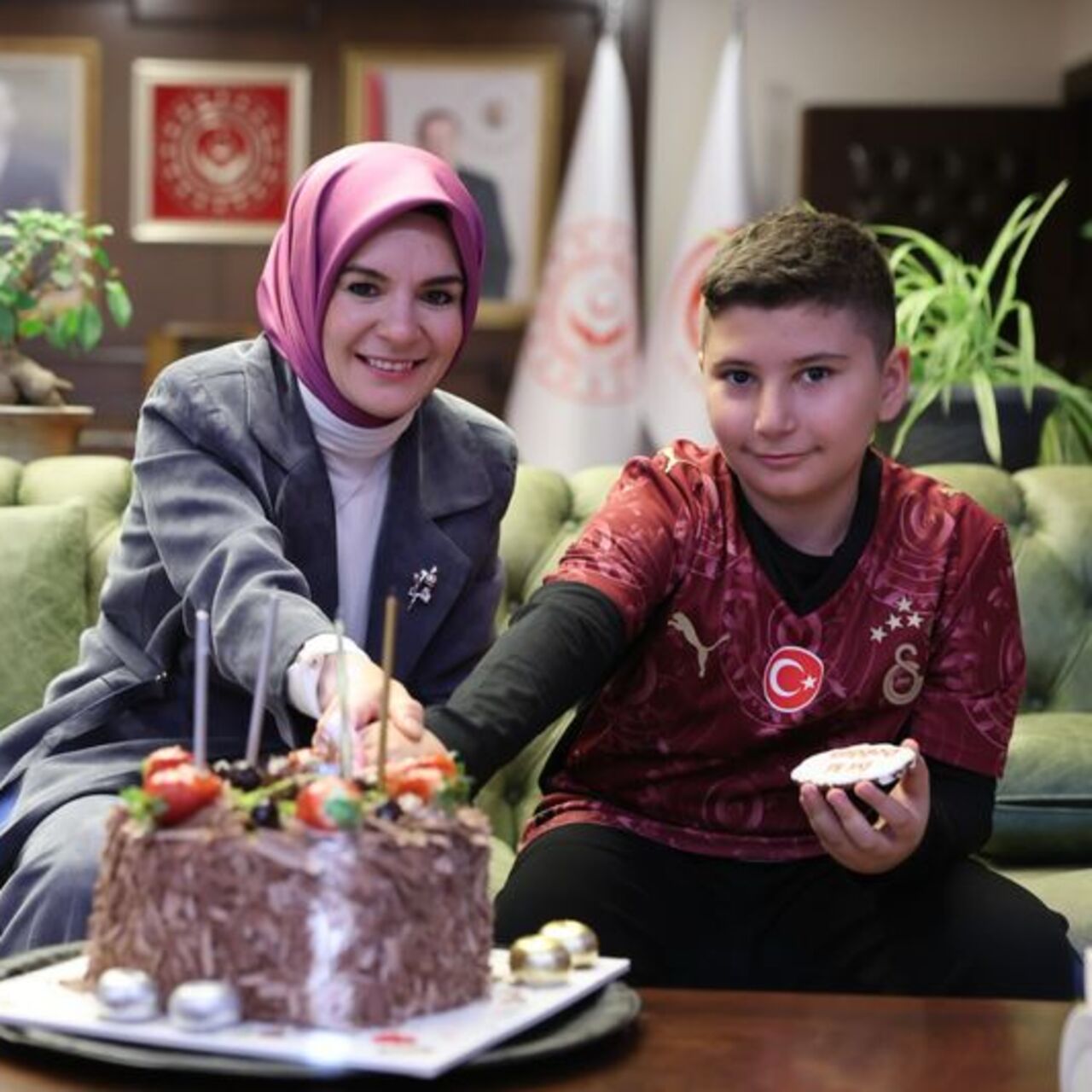 Şehitin oğlunun doğum gününü kutladı