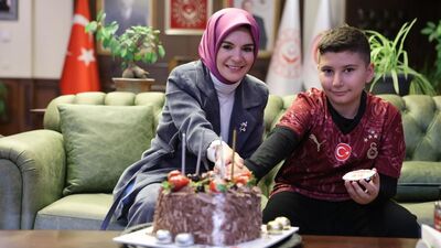 Şehitin oğlunun doğum gününü kutladı