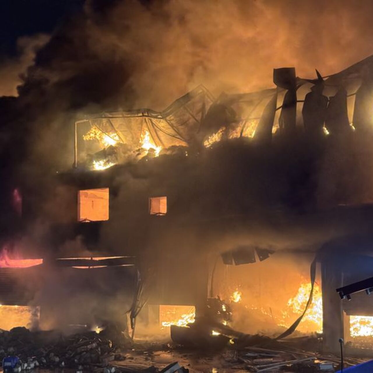 Adana'da hırdavat dükkanında yangın çıktı