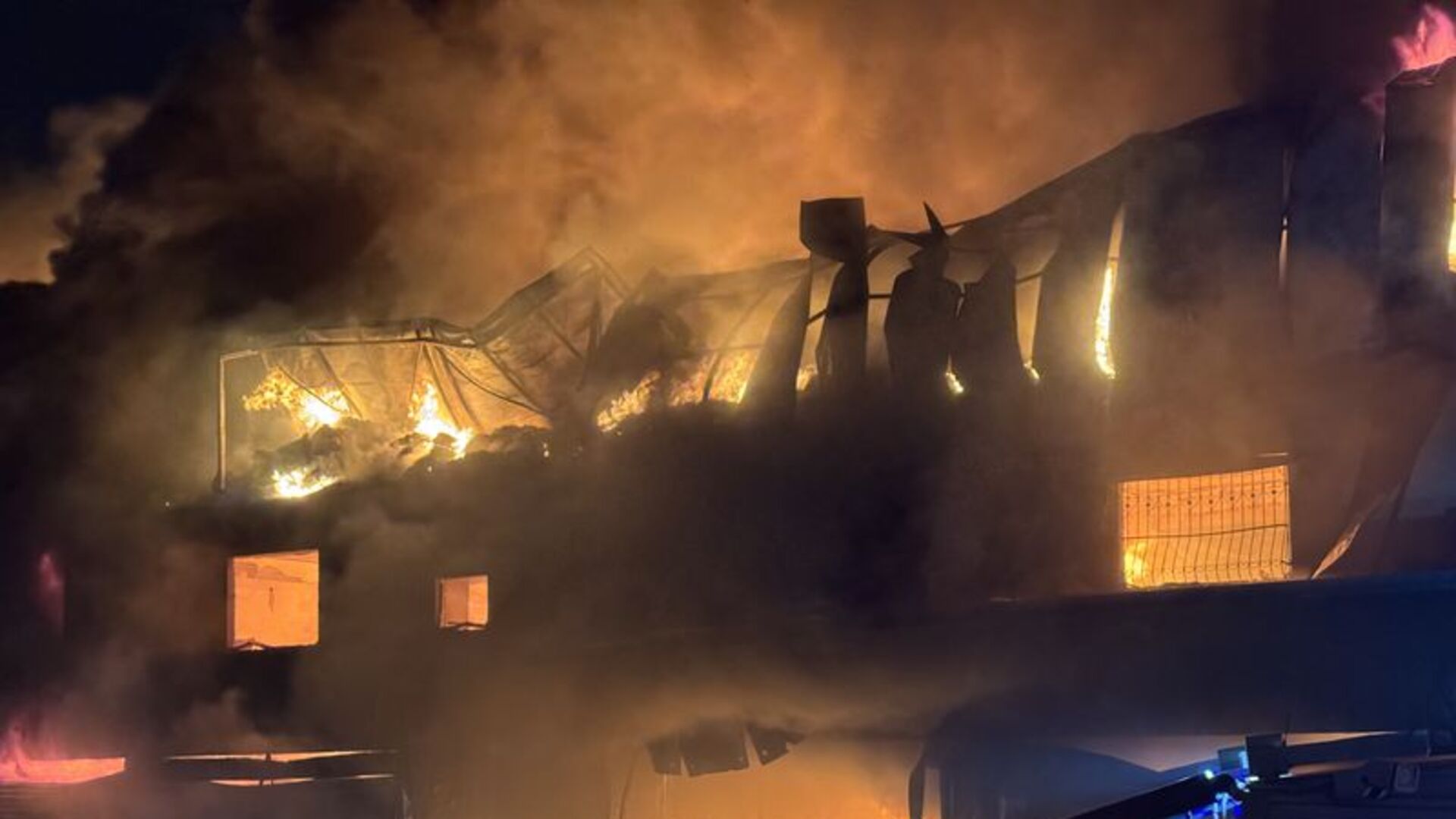 Adana'da hırdavat dükkanında yangın çıktı