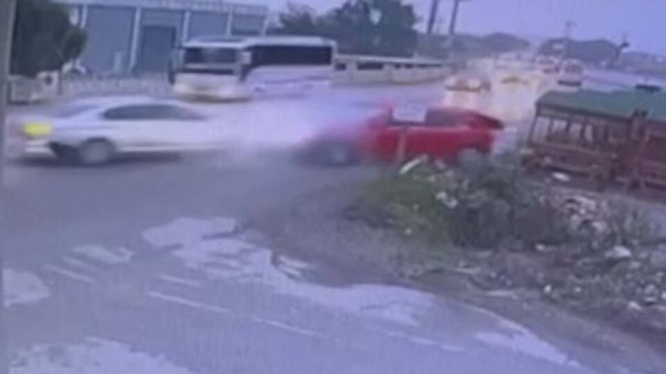 2 kadın hayatını kaybetti, 4 yaralı! Kahreden kaza kamerada!