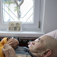 Kendisini hatırlamayan eşine gözü gibi bakıyor