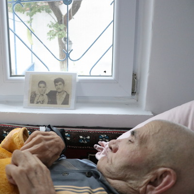 Kendisini hatırlamayan eşine gözü gibi bakıyor